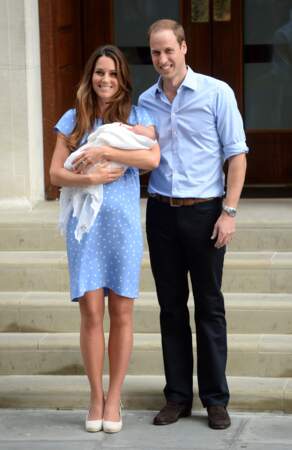 Sa robe façon nuisette de clinique à la sortie de la maternité après la naissance du prince George