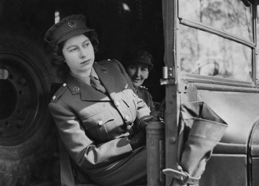 La princesse Elizabeth conduisant une ambulance, pendant son service militaire, le 10 avril 1945.