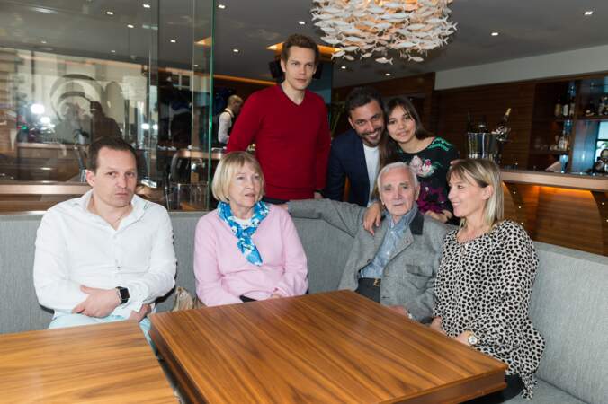 Photo de famille à l'occasion des 92 ans de Charles Aznavour à Genève en 2016.