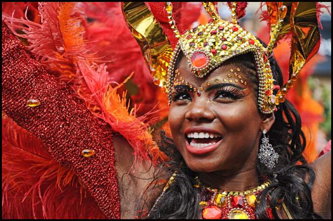 En Angleterre, le carnaval de Notting Hill reprend la tradition des danses et des défilés costumés de Trinidad.