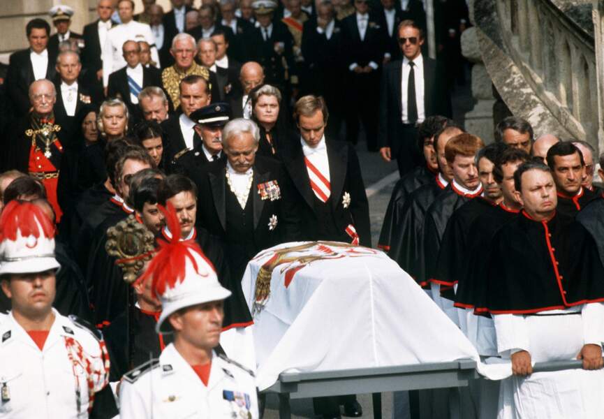 Le prince Rainier et ses enfants suivent le cercueil de Grace de Monaco, décédée le 14 septembre 1982