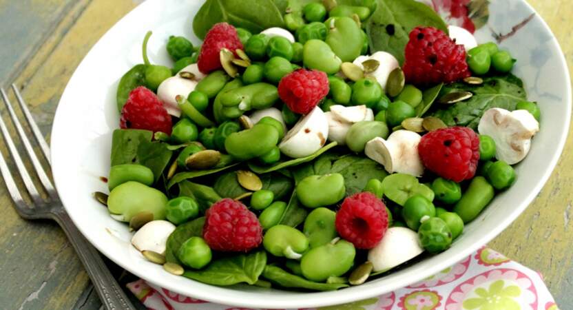 Salade de champignons, légumes verts et framboises