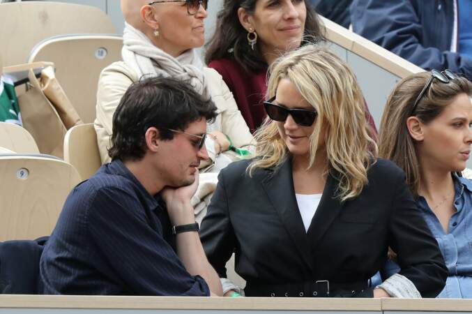 Virginie Efira et son compagnon Niels Schneider dans les tribunes de Roland Garros le 8 juin 2019