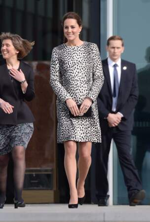 Kate Middleton ose l'imprimé léopard au musée Turner Contemporary à Margate dans le Kent 