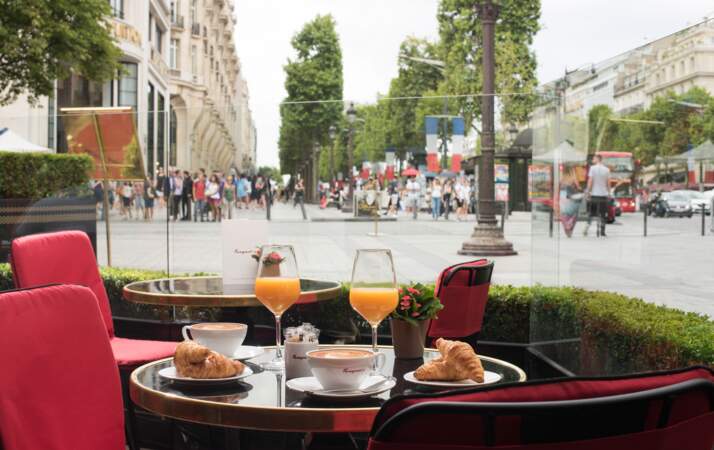... mais également le petit déjeuner, ouverte sur la plus belle avenue du monde, celle des Champs-Élysées.