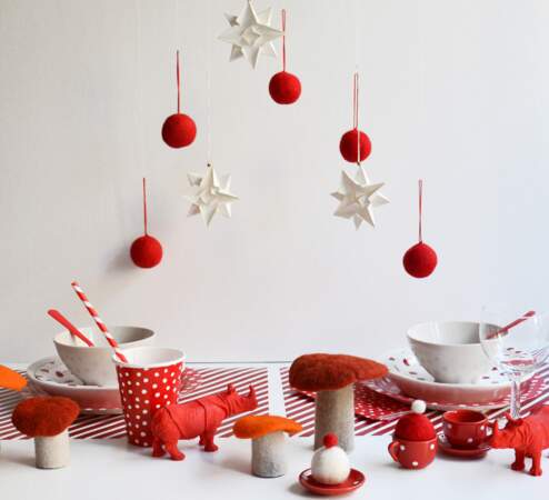 Une table de Noël en rouge et blanc