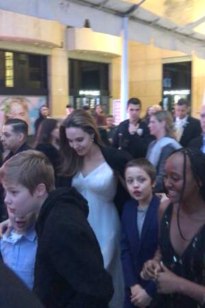 Angelina Jolie est ses enfants, Zahara Marley Jolie-Pitt, Shiloh Nouvel Jollie-Pitt, Knox Léon Jolie-Pitt arrivent 