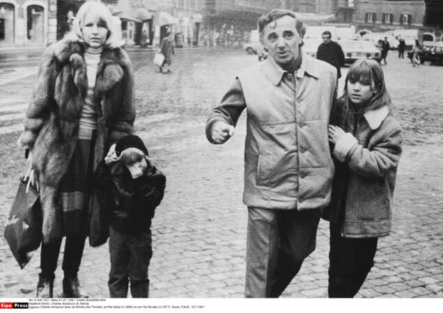 Charles Aznavour avec sa femme Ulla Thorsell, leur fille Katia (née en 1969) et leur fils Nicolas (né en 1977), à Rome, en juillet 1981.