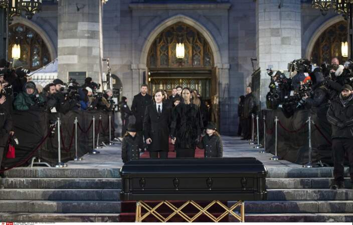 Céline Dion, René-Charles et les jumeaux Eddy et Nelson unis devant le cercueil de René Angélil