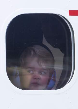 Le prince George découvre les joies du hublot dans l'avion Canada, octobre 2016