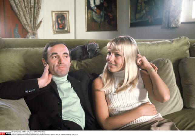 Charles Aznavour et sa femme Ulla Thorsell à Montfort-l'Amaury, dans les Yvelines, en juin 1971.
