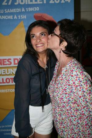 ... Éléonore Sarrazin embrassée par sa mère Ariane Carletti, le 18 juin 2014.