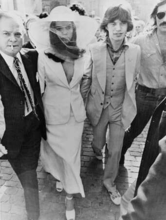 ... Mick Jagger et Bianca Jagger à la sortie de la mairie de Saint-Tropez le jour de leur mariage...
