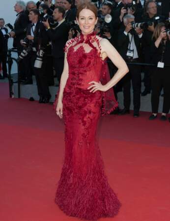 Julianne Moore, radieuse en robe rouge Givenchy