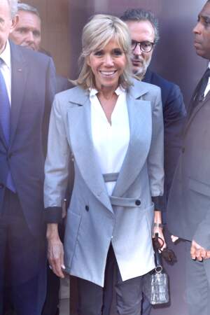 Brigitte Macron en veste grise pour le défilé Dior