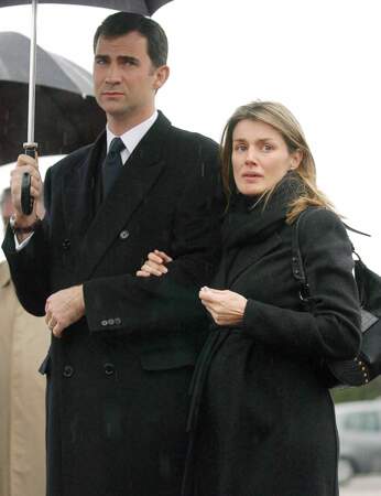 2007 : aux funérailles de sa soeur Erika, la princesse apparaît dévastée, accrochée au bras de son mari.