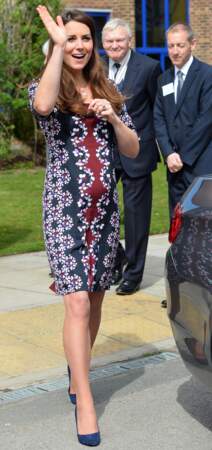 La Duchesse de Cambridge visitant une école primaire à Manchester le 23 avril 2013 en robe colorée et courte