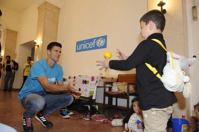 ...le tennisman Novak Djokovic avec un enfant dans un espace de l'Unicef à Belgrade...