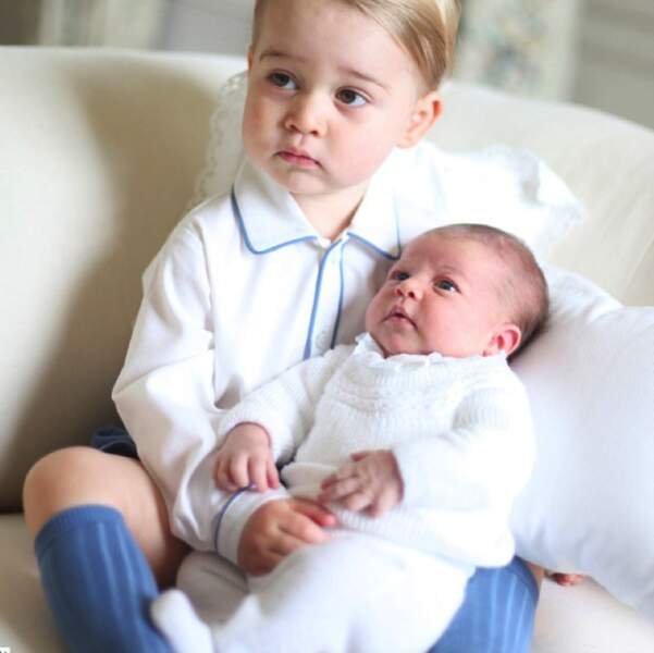 Prince George pose avec sa petite soeur Princesse Charlotte (juin 2015)