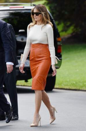 Désormais Melania Trump cultive une allure chic en jupe crayon et top moulant.