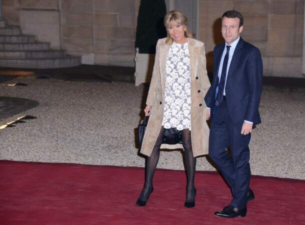 Pour sa toute première apparition publique, Brigitte Macron ose la robe en dentelle blanche