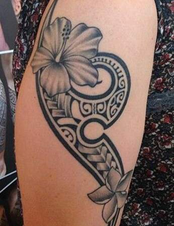 Un tatouage polynésien sur le bras
