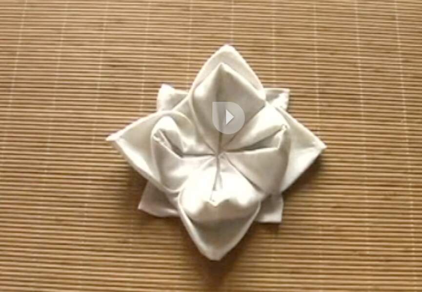 Pliage de serviette : le lotus