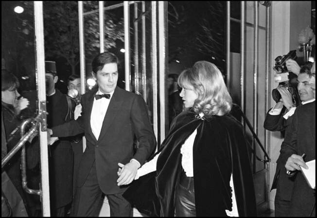 Alain Delon et sa femme Nathalie lors de la 22ème Nuit du cinéma au théâtre Marigny en 1967.