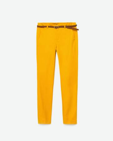 Adopter le jaune moutarde : pantalon chino 
