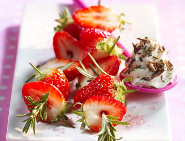 Brochettes de fraises au romarin