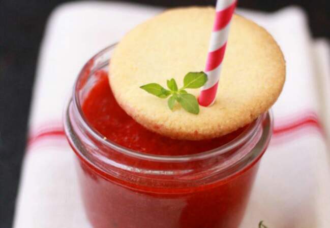 6. Soupe de fraises au basilic, sablé aux amandes
