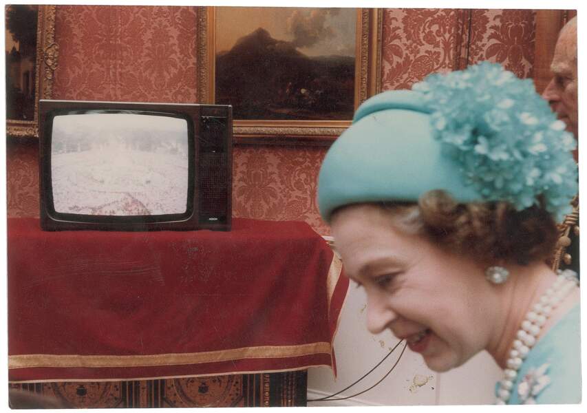 La reine Elizabeth II découvre, à la télé, les images du mariage de son fils Charles.
