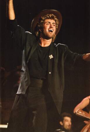 George Michael en chapeau et costume noir 