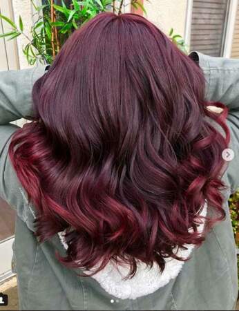 La coloration burgundy sur cheveux mi-longs 
