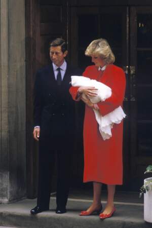 Lady Diana et le prince Charles avec le prince Harry à l'hôpital St Mary de Londres, le 17 septembre 1984