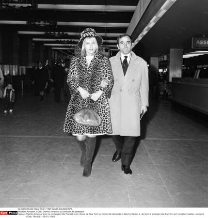 Charles Aznavour et sa fiancée Ulla Thorsell, à l'aéroport d'Orly, à son retour de New York, le 9 janvier 1965.