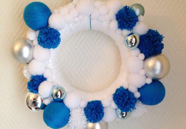 Une couronne de Noël en bleu et blanc