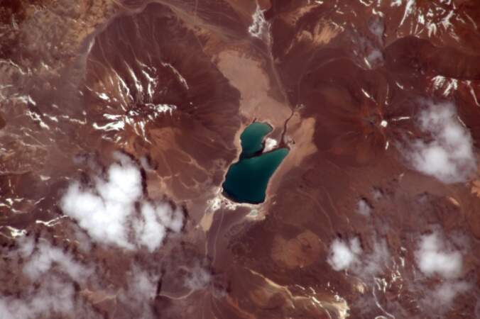 Un lac dans la cordillère des Andes