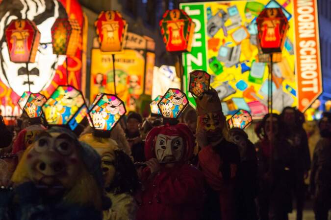Défilé de fanfares, de chars et de lanternes au carnaval de Bâle, en Suisse.