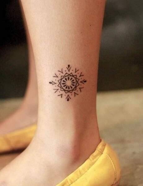 Un tatouage solaire sur la cheville 