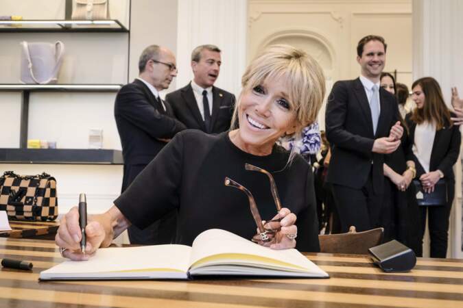 Brigitte Macron signe le livre d'or de la boutique de luxe Delvaux