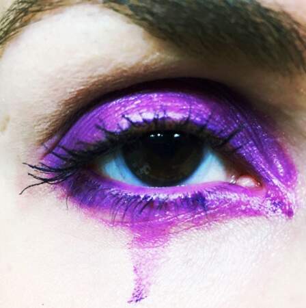 Une maquilleuse pleure en violet