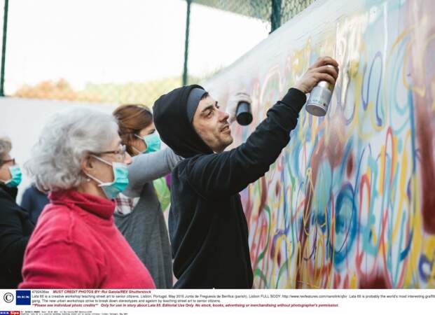 Un artiste de rue, Adriao Resende, aide aussi les volontaires à libérer leur créativité