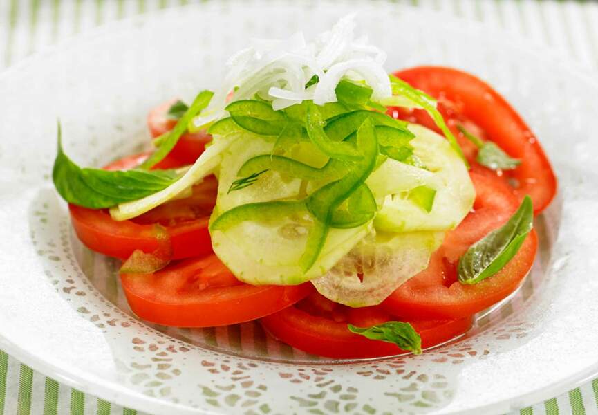 Salade de tomates, concombres et poivrons verts