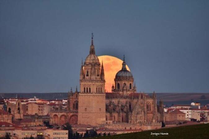La lune au-dessus de la cathédrale de Salamanque (Espagne)