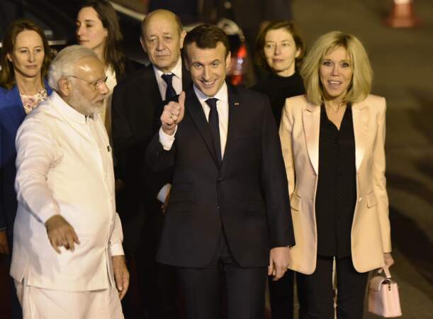 Pas de doute, Emmanuel Macron à l'air de valider toutes les tenues de sa femme Brigitte ! 
