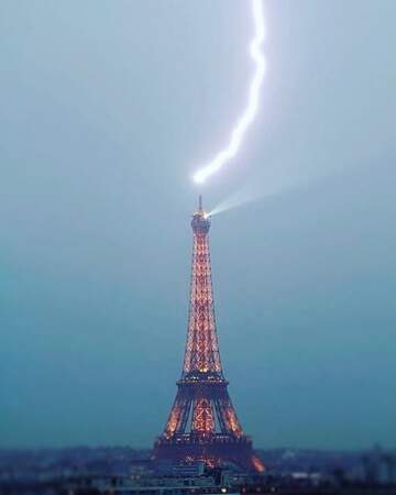 Immense flash lumineux à la tour Eiffel