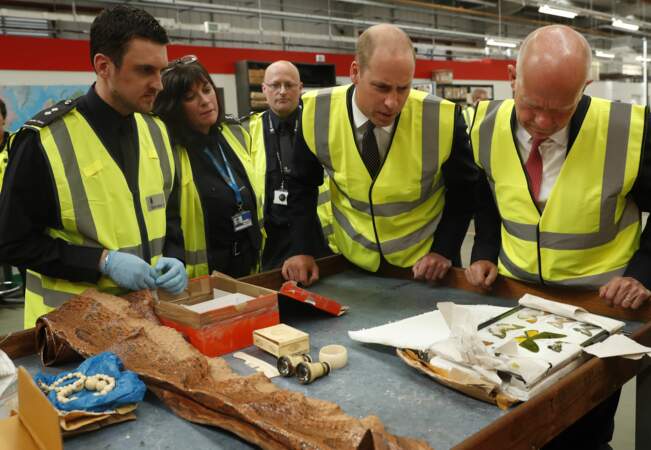 Le prince William en visite dans un aéroport : il découvre le cannabis, la cocaïne et autres produits illicites