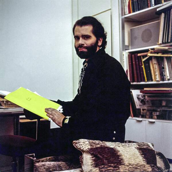 Karl Lagerfeld dans le bureau de son appartement parisien en 1974.