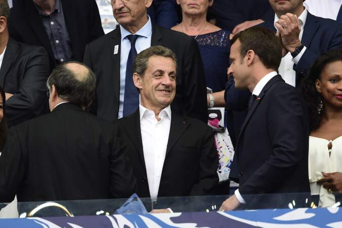 Emmanuel Macron croise parfois un autre président, amateur de football, dans les tribunes : Nicolas Sarkozy.